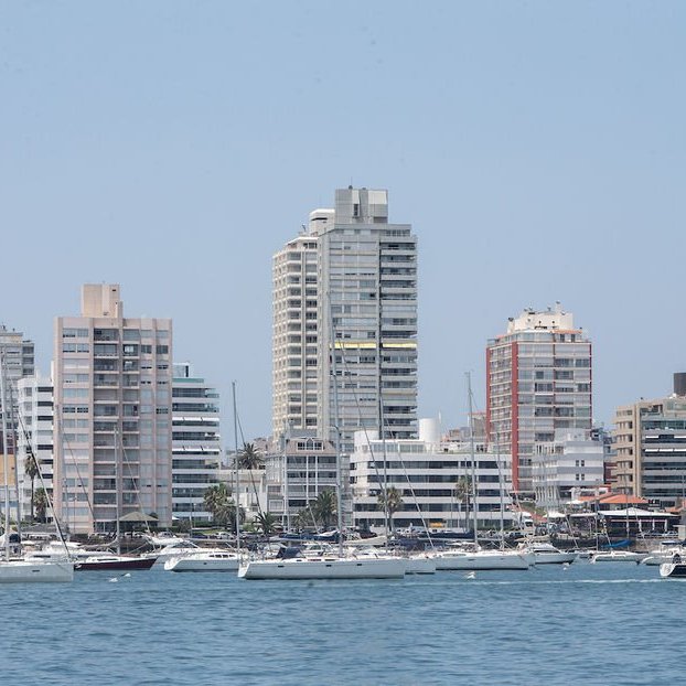 portalmvd's tweet photo. IMPUTARON AL ENCARGADO DE UN EDIFICIO DE PUNTA DEL ESTE POR ALQUILAR UN APARTAMENTO AJENO
El encargado de un edificio de Punta del Este fue imputado tras alquilar sin permiso un apartamento ajeno y cobrar por adelantado dos años de arrendamiento. El dueño descubrió la maniobra al volver al país y encontrar la vivienda ocupada.
El hombre, de 59 años, fue imputado como presunto autor de estafa en concurso con usurpación. La Justicia fijó su domicilio y le prohibió salir del país sin autorización durante 120 días mientras avanza el proceso.
(+) en Montevideo Portal: https://t.co/VmzVHOK6Et