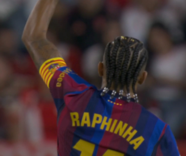 TouchlineX's tweet photo. 🚨 𝗡𝗘𝗪: Raphinha in 8 games so far this season:

🌟 15 G/A
⚽️ 12 goals
🅰️ 3 assists https://t.co/lpRTJzaygK