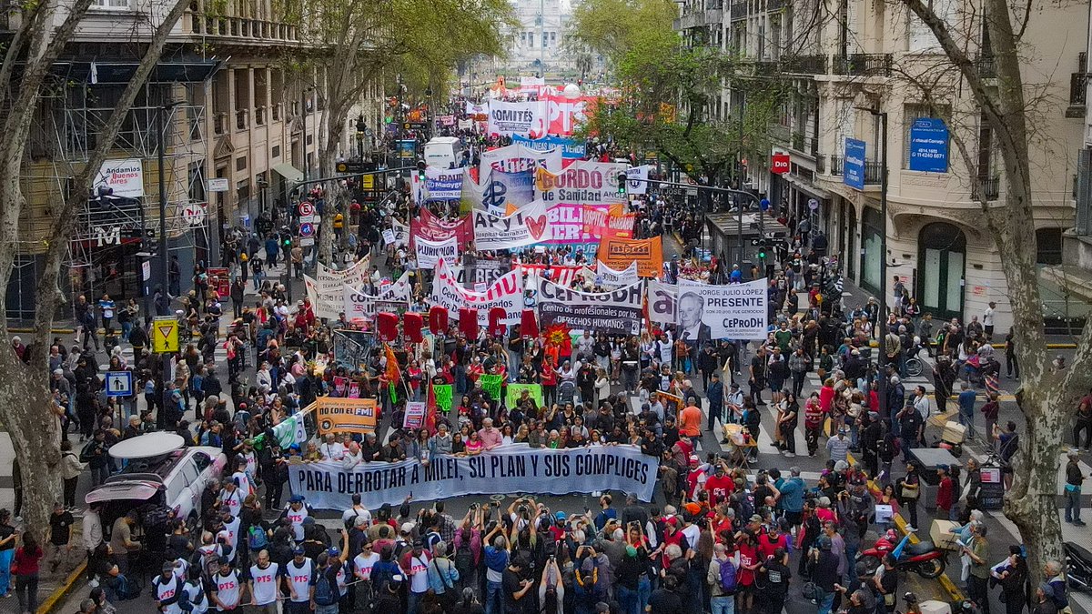 castillaeduardo's tweet photo. Miles de personas en la Marcha de la Bronca. Hacia Plaza de Mayo a decir que a Milei se lo derrota con la HUELGA GENERAL. https://t.co/ADQHWlxqhc