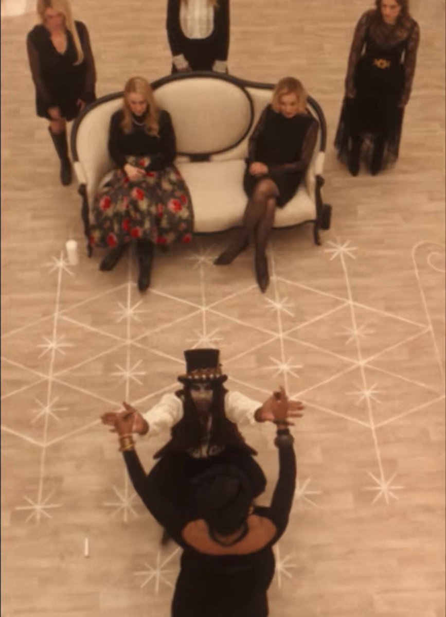 AHSVIP's tweet photo. Papa Legba y Marie Laveau en #AHS13 https://t.co/TE5a66Q3jT