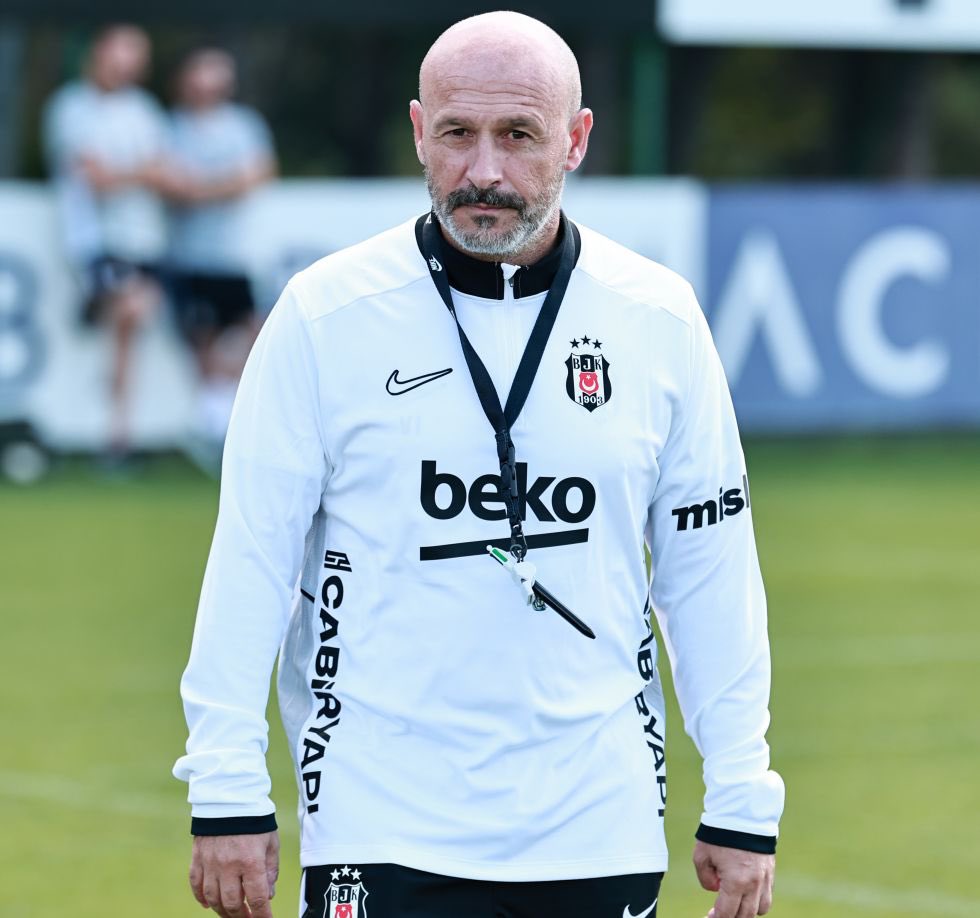 agacliyol_'s tweet photo. Ali Aydın: Beşiktaş’ta soru işaretinin kalmadığı tek bir isim var; Vincenzo Italiano. 

Italiano, tribünler ile bütünleşti. 
Çok net söylüyorum, Italiano’yu feriştahı gelsin gönderemez bu takımdan. 

Taraftar bugün gidip Kartal Yuvalarından formalarına “12 numara Vincenzo Italiano” yazdırıyorsa taraftar tamamdır, Italiano’yu bağrına bastı demektir. 

Italiano’nun şu anda inanılmaz derecede sonsuz kredisi var. Takımda bir problem olduğunda bu problemi çözecek teknik direktörünün olduğunu biliyor artık taraftar.