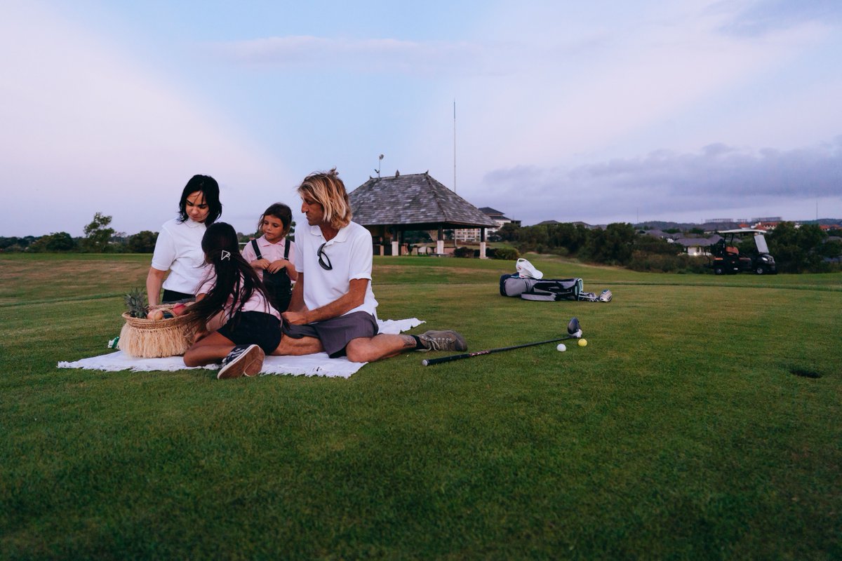 Faramu99's tweet photo. Instead of staying at work, our plan was an easy loop beside the old entrance. Under rose drizzle, friendly contests joined casual moments; the time felt well spent. #GolfMovement #SwingPractice https://t.co/W2L7QQ3M4O