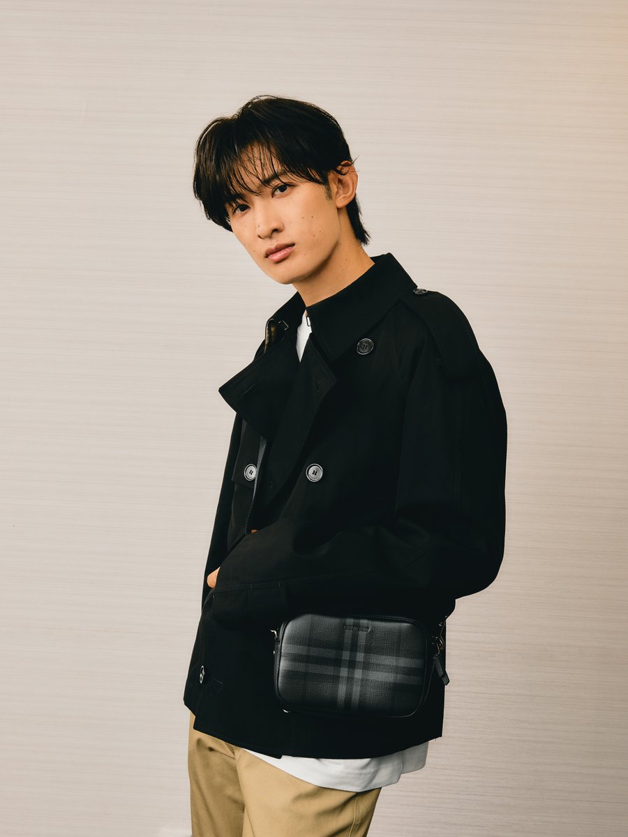 ellejapan's tweet photo. 【空港ファッション】#SnowMan #向井康二 さんが、「バーバリー」をまとって出国！

▼記事はこちら
https://t.co/0HvJJyb6Jc

#Burberry https://t.co/1NYxiDfmtj