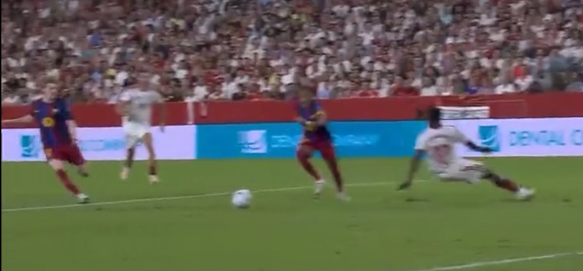 BubeCassy's tweet photo. Sevilla 1-1 Barcelona 
Raphinha sent bro to Kuvukiland! https://t.co/g4BMVT5g0n