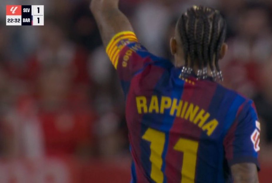 valentinCFC's tweet photo. THIS GUY WAS LEFT OUT FROM THE BALLON D'OR 30-NOMINEES LIST! https://t.co/ttPUOhNu1X