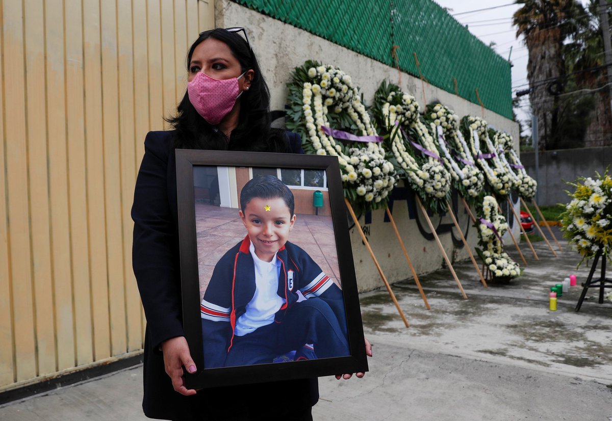 neoliberalover's tweet photo. Me llena de rabia que esta infeliz, corrupta, miserable de Sheinbaum, le rinda homenaje a las víctimas de los terremotos en las CDMX.

Hijaeperra, por tu culpa fue que fallecieron esos 19 niños en el Colegio Rébsamen. 

Solamente un infeliz, un pendejo, un cómplice, un miserable, y un hijoeputa podría haber votado por una mujer que mató niños por su corrupción cuando fue alcaldesa de Tlalpan. 

Maldita negligente, @Claudiashein
