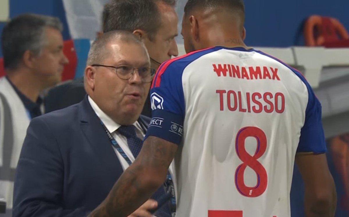 WinamaxSport's tweet photo. Les insultes, je veux bien. Mais la banderole "Tolisso en Équipe de France" là c'est non. https://t.co/Ov5MTVmUWZ