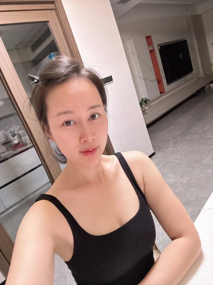 EdwardsNor15436's tweet photo. 这么近的自拍，你看到的到底是衣服，还是衣服下面的风景？🤭🤭 https://t.co/SjbkQ8dHsu