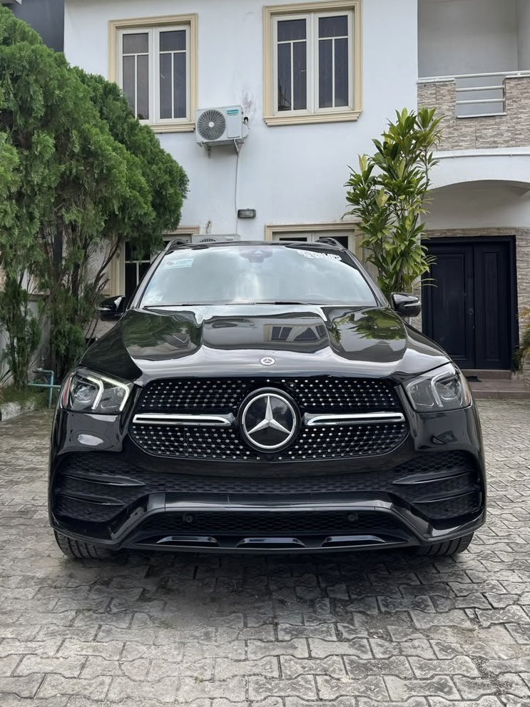 JimmyAnimashaun's tweet photo. 2021 Mercedes Benz GLE350 For Sale 

Status: Nigerian Used
Mileage: 65,950Miles

Spec: 2.0L Turbocharged 4-cylinder producing 255HP | Panoramic Roof | 360° Camera | BSM | ABS | Park &amp; Lane Assist 

Price: N68,500,000  
Location: Lagos, Nigeria

DM for more Info @RevverseDirect https://t.co/q1Gfy4zneI