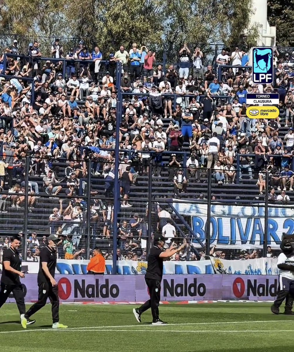 ale_elcontra's tweet photo. Che los contadores de butacas y televidentes de copas Libertadores ajenas...que les paso? Sábado por la tarde, 23°C, sol...vacío el silbodromo y sentados aplaudiendo a uno de los máximos ídolo😬 https://t.co/iAnQ3JXpcf