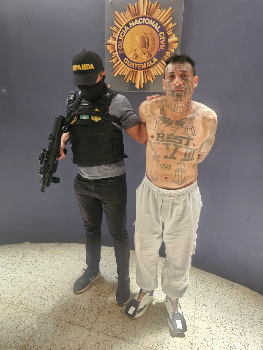 PNCdeGuatemala's tweet photo. Otro marero salvadoreño es expulsado del país

En la Frontera El Carmen, Malacatán, San Marcos, investigadores de la #DIPANDA recibieron al salvadoreño José Erwin Wilberto Ventura Cerón, de 36 años, alias “El Muerto” https://t.co/xFCxBp11nV