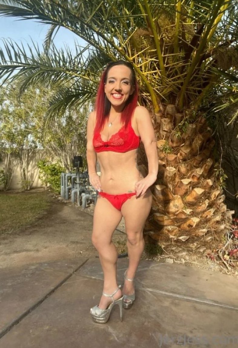 Jess11555's tweet photo. Say "hi" and retweet if you'd take a 4'3 woman on a date 🌹🥰 https://t.co/OlG1YauZNl