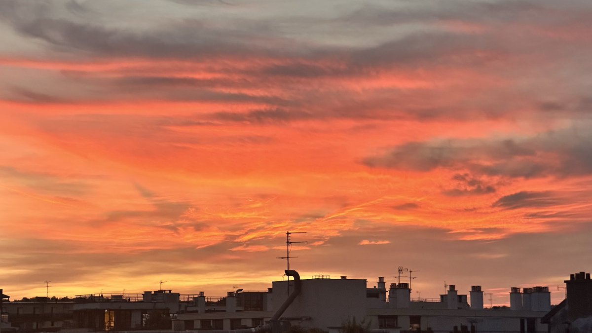 cluymar's tweet photo. fotos que meus amigos recebem quando eu trabalho num sábado de pôr do sol lindo https://t.co/5aNXOIZpwy