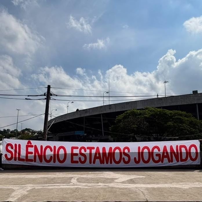OGabrielSa's tweet photo. Torcida Independente, principal organizada do São Paulo, fará um protesto no jogo de hoje. Essa faixa será utilizada, com os dizeres: “Silêncio, estamos jogando”.

A torcida planeja ficar sentada e sem cantar os primeiros 15 minutos de jogo, como forma de protesto. “Pra não assustar os atletas”, foi o que ouvi. Depois dos minutos iniciais de protesto, apoio normal.
