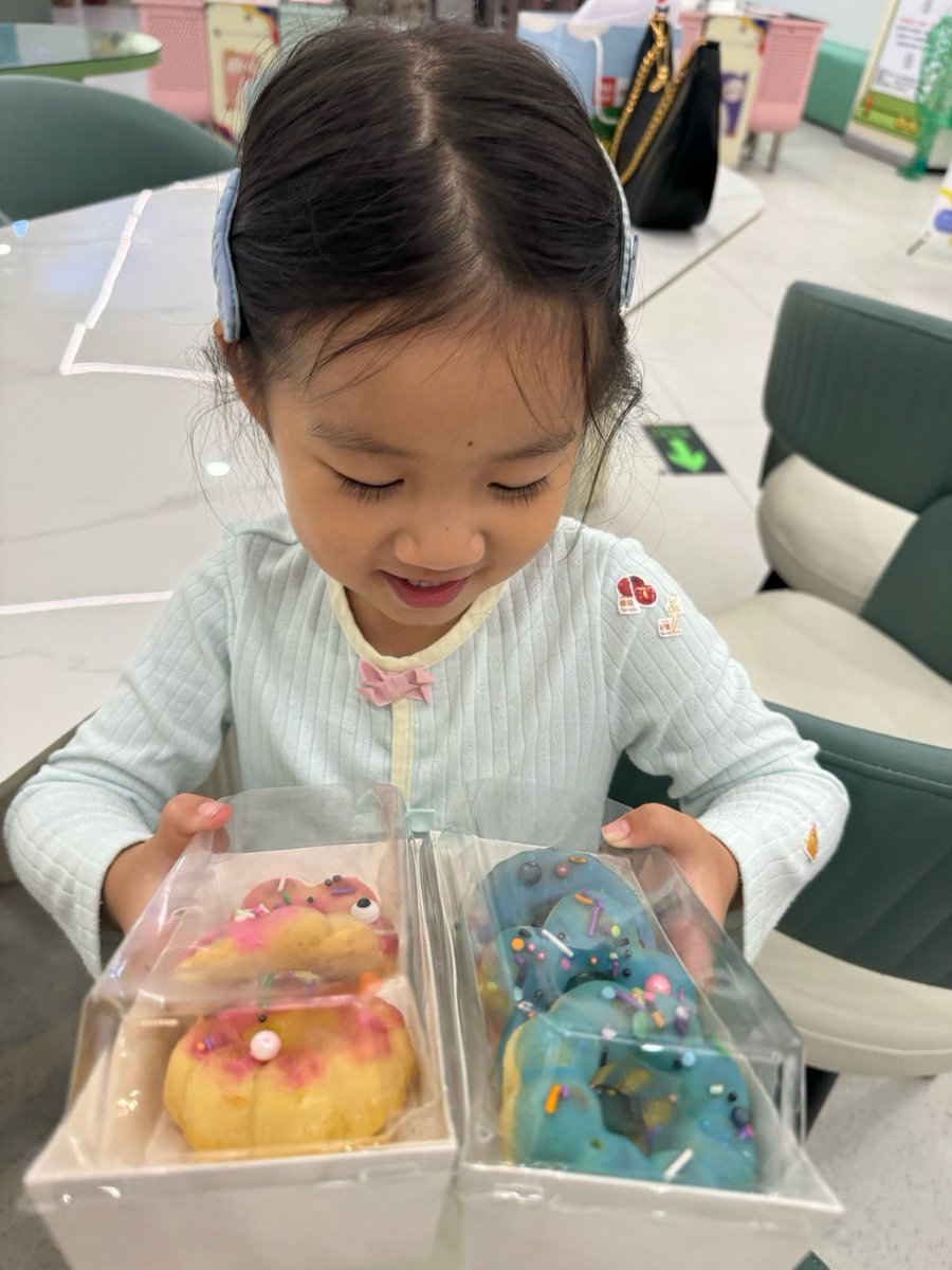 3S1P7c7rmhimNax's tweet photo. Just spent the whole afternoon baking chocolate chip cookies with my little sister—flour everywhere, laughs nonstop, and warm treats that taste even better with messy hands. Best weekend win ever!， https://t.co/dmULLMsZLW