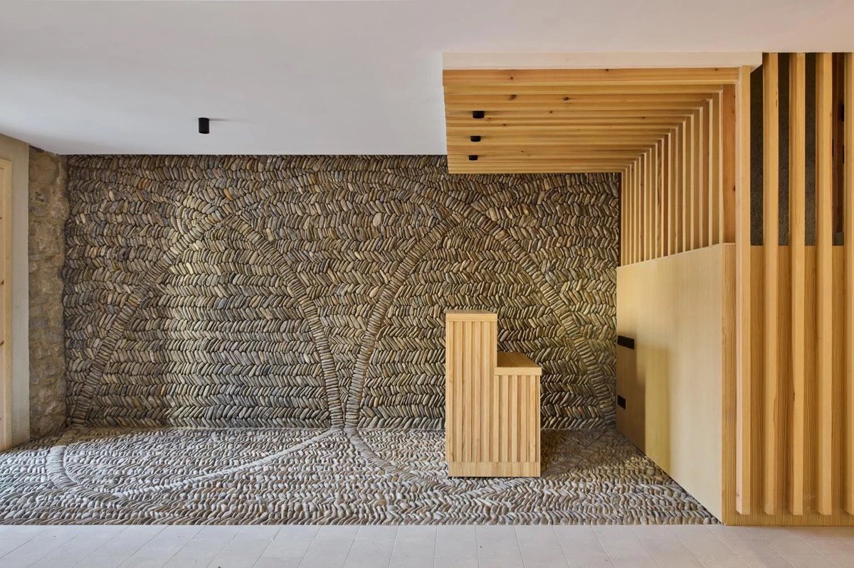 arquitect_viva's tweet photo. Transformación de una vivienda en hotel en Sigüés (Zaragoza)
Sebastián Arquitectos 
https://t.co/lyJC0MT8Sg
En el pequeño pueblo de Sigüés, la arquitectura recupera la memoria de los almadieros, antiguos navegantes del río Esca que bajaban los troncos de los pinos pirenaicos por los rápidos del valle del Roncal.
La rehabilitación transforma una antigua vivienda de la plaza en un pequeño hotel, recuperando elementos existentes y reinterpretando la tradición constructiva local. Una esquina de hormigón incorpora un encofrado de troncos de pino que evoca la geometría de una almadía desaparecida. Un antiguo balcón de forja, recuperado del derribo, vuelve a ocupar su lugar y protege del sol del mediodía.