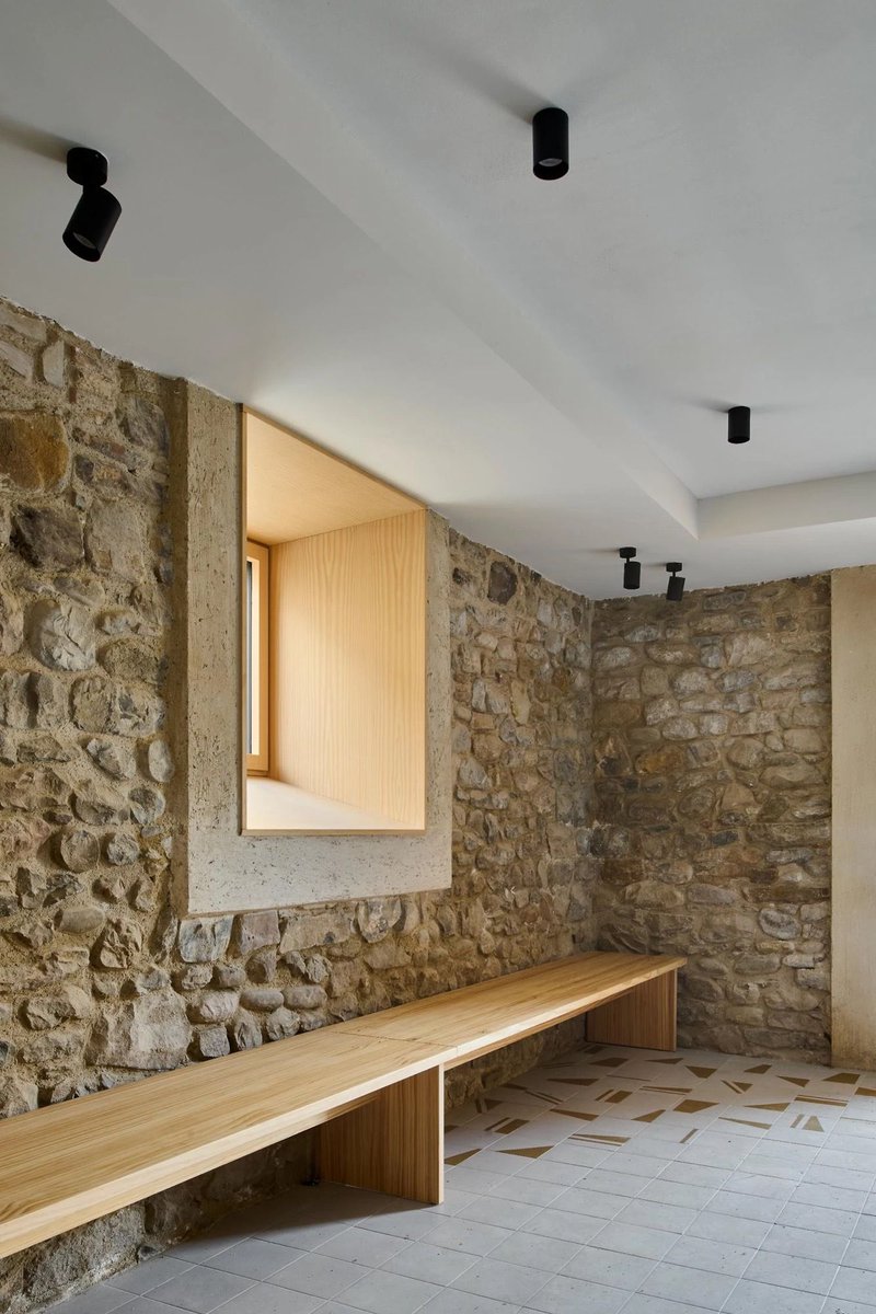arquitect_viva's tweet photo. Transformación de una vivienda en hotel en Sigüés (Zaragoza)
Sebastián Arquitectos 
https://t.co/lyJC0MT8Sg
En el pequeño pueblo de Sigüés, la arquitectura recupera la memoria de los almadieros, antiguos navegantes del río Esca que bajaban los troncos de los pinos pirenaicos por los rápidos del valle del Roncal.
La rehabilitación transforma una antigua vivienda de la plaza en un pequeño hotel, recuperando elementos existentes y reinterpretando la tradición constructiva local. Una esquina de hormigón incorpora un encofrado de troncos de pino que evoca la geometría de una almadía desaparecida. Un antiguo balcón de forja, recuperado del derribo, vuelve a ocupar su lugar y protege del sol del mediodía.