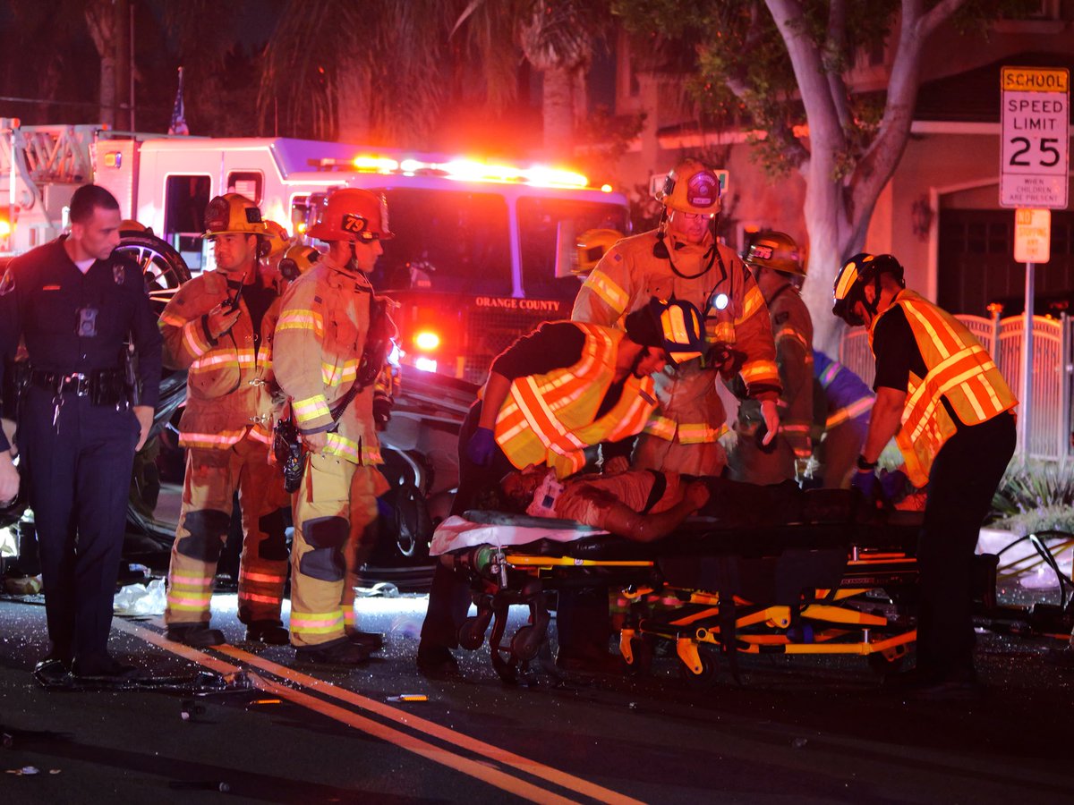 Penmanshipprod's tweet photo. Santa Ana Ca.
9/19/26
1st responders responding to a vehicle rollover

#penmanshipproduction 
#carcrash
#photojournalism
#onlinenews
@ocregister @latimes @nytimes @paythewriter @journalists_tr 
@SantaAnaPD @OCFireAuthority https://t.co/1UtfuIO05E