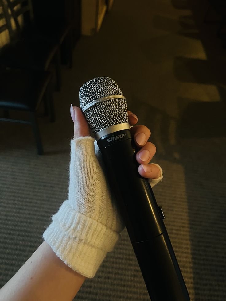 stillmxnstr_7's tweet photo. PINTEREST IS TURNING YOU INTO AN IDOL TODAY! 🎤✨

🎤In-ear monitors
🎤 Microphone
🎤Stage outfit
🎤Stage hair

(Love the lookk) https://t.co/oZdutD5iW1