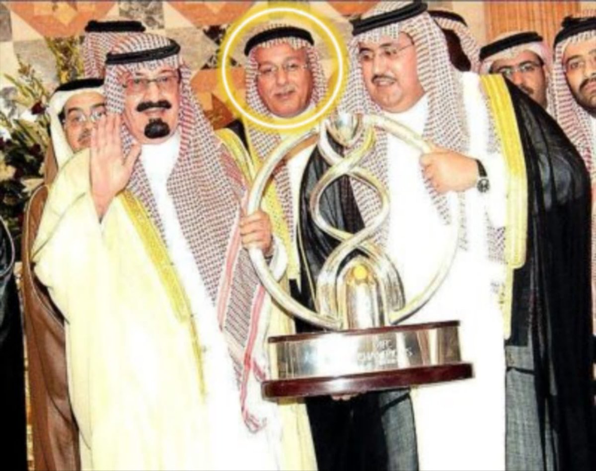 ittfc30's tweet photo. @fehr747 للمعلومية هذا الهابط الاهلاوي وكيل الاعمال الفاشل ، والده هو الاتحادي الوقور حسن طيب الذي كان بالصورة الشهيرة خلف الملك عبدالله ومنصور البلوي بعد الانجاز الاسيوي التاريخي 💛

فعلًا النار ما تخلّف الا رماد https://t.co/3pju2vtR0j