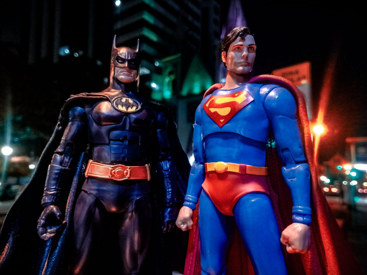 LordFrankDarker's tweet photo. Happy Batman Day 🦇  
Tell me...Do you bleed?
En este Batman Day 2026 celebramos 10 años de Batman v Superman. Para celebrarlo, imaginé qué pasaría si juntáramos a los Batman de Keaton, Bale o Pattinson con los Superman de Reeve, Routh o Corenswet.
Disfruten.
#BatmanDay #DCComics https://t.co/q6VuJ854SC