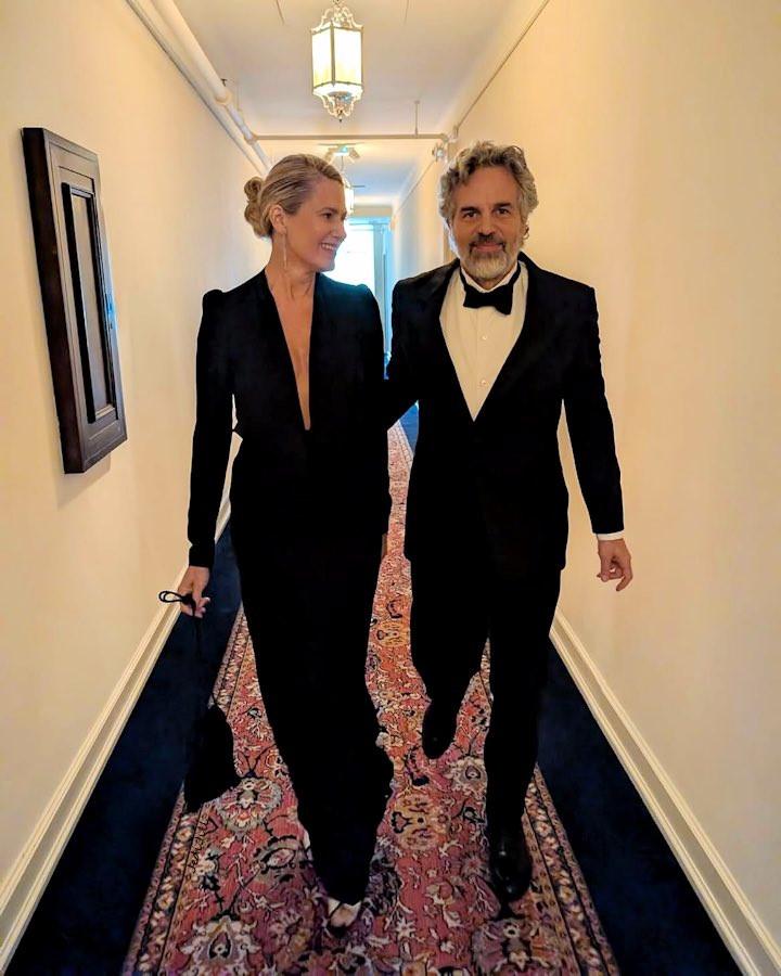 Jedi_Jill's tweet photo. Stunning photo from Emmy evening, courtesy of Samantha McMillen. 😊😊😊 Mark Ruffalo, Sunrise Ruffalo #MarkRuffalo #SunriseRuffalo #BeautifulCoupleIsBeautiful https://t.co/kkBPmCY37X