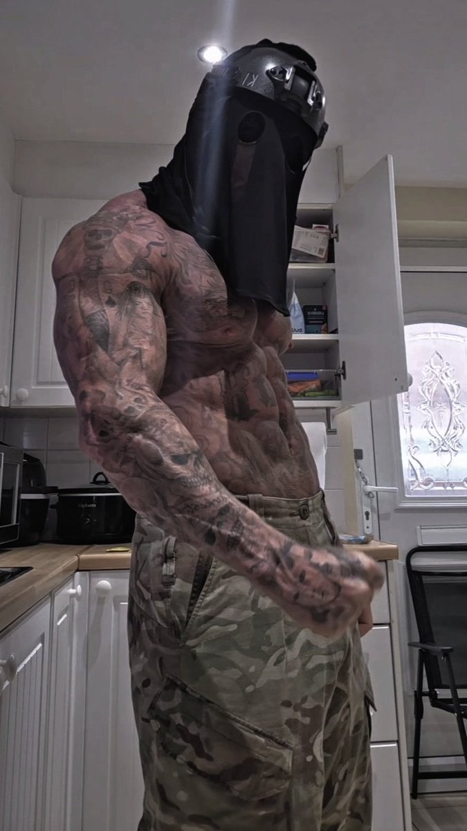 konig_booktok's tweet photo. König or Ghost? 🤔💀

#konig #callofduty #gamer #cosplayer  #cosplay #abs #biceps https://t.co/EItwkeuLtw