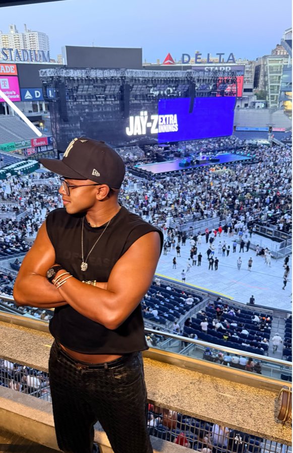 FeelTheBass86's tweet photo. When people ask, “Why isn’t the media talking about DiAndre Tristan stealing from and harassing an international global superstar and the greatest female rapper of all time, Nicki Minaj?” You have to look at things deeper

Look at the people this man has surrounded himself with and the rooms he has had access to. He was at Beyoncé’s birthday party. He was Michelle Williams’ personal stylist. He calls Kelly Rowland his sister. He had a private box seat at Jay-Z’s concert. He was with Tina Knowles AFTER it was revealed that he stole from Nicki. He is close with Solange Knowles. He is Robin Roberts’ personal stylist. All within the Carter circle

There is a reason this story isn’t going anywhere. There is a reason nobody wants to pick it up. They don’t want to, and they’re being told not to

This is an Emmy-winning known thief and felon, and STILL nobody wants to talk about it

Sometimes you have to stop looking at what the media IS talking about and start asking why they’re refusing to talk about what’s right in front of them