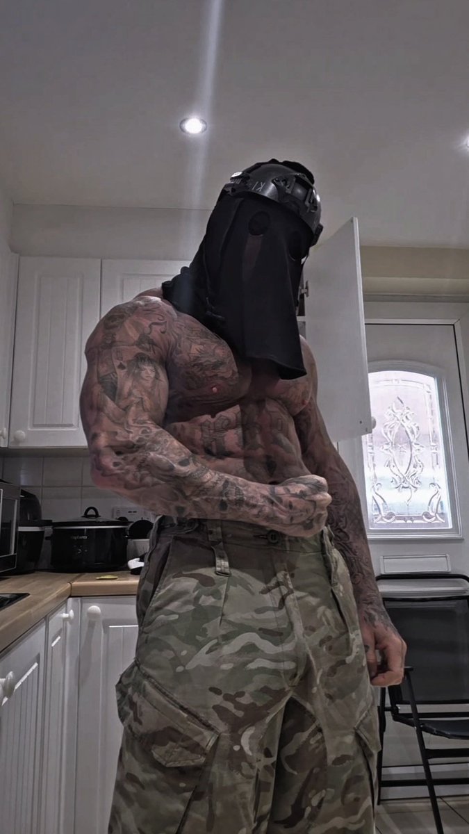 konig_booktok's tweet photo. König or Ghost? 🤔💀

#konig #callofduty #gamer #cosplayer  #cosplay #abs #biceps https://t.co/EItwkeuLtw