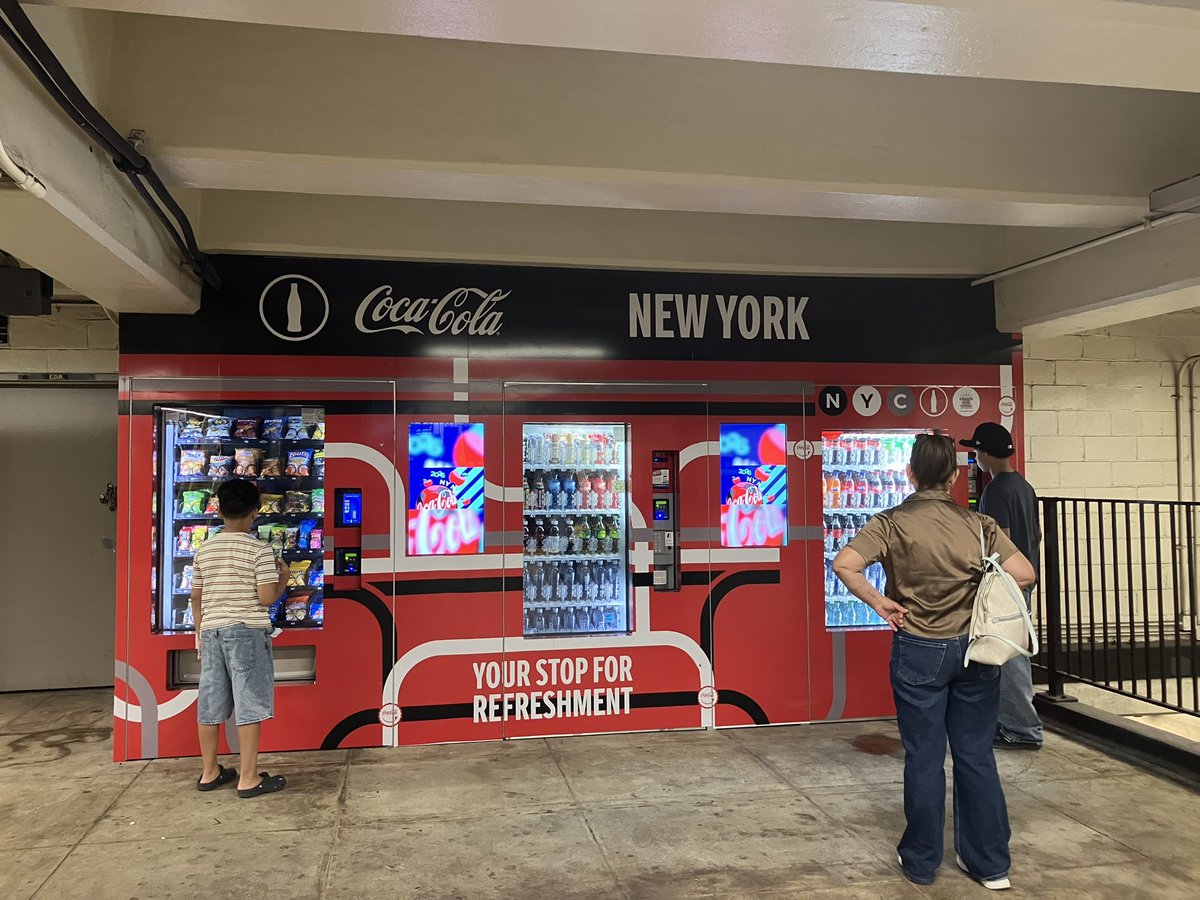 MutsukoTweeting's tweet photo. Finally, vending machines in the NYC Subway!🎉 ニューヨークの地下鉄にも自動販売機！😃🥤✨ https://t.co/pjiSuqnnSg