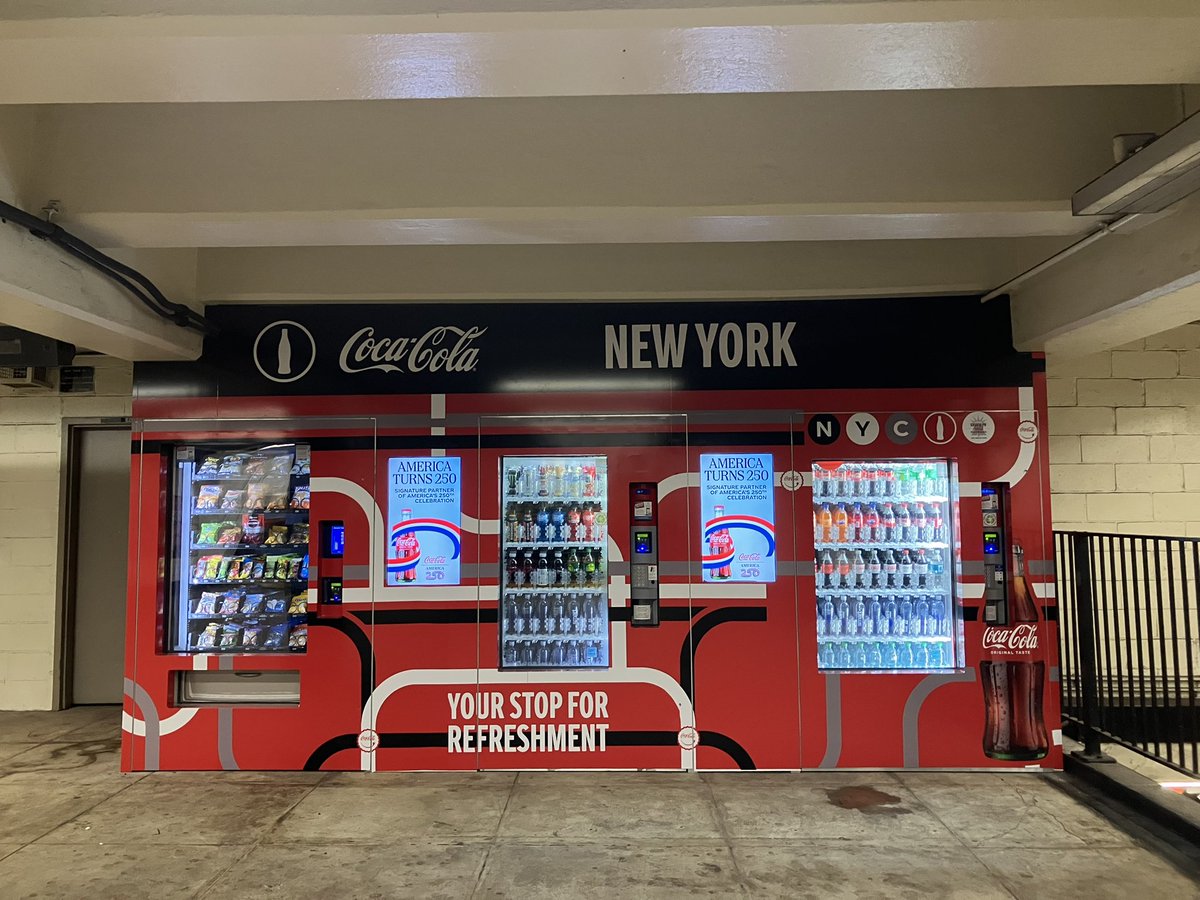 MutsukoTweeting's tweet photo. Finally, vending machines in the NYC Subway!🎉 ニューヨークの地下鉄にも自動販売機！😃🥤✨ https://t.co/pjiSuqnnSg