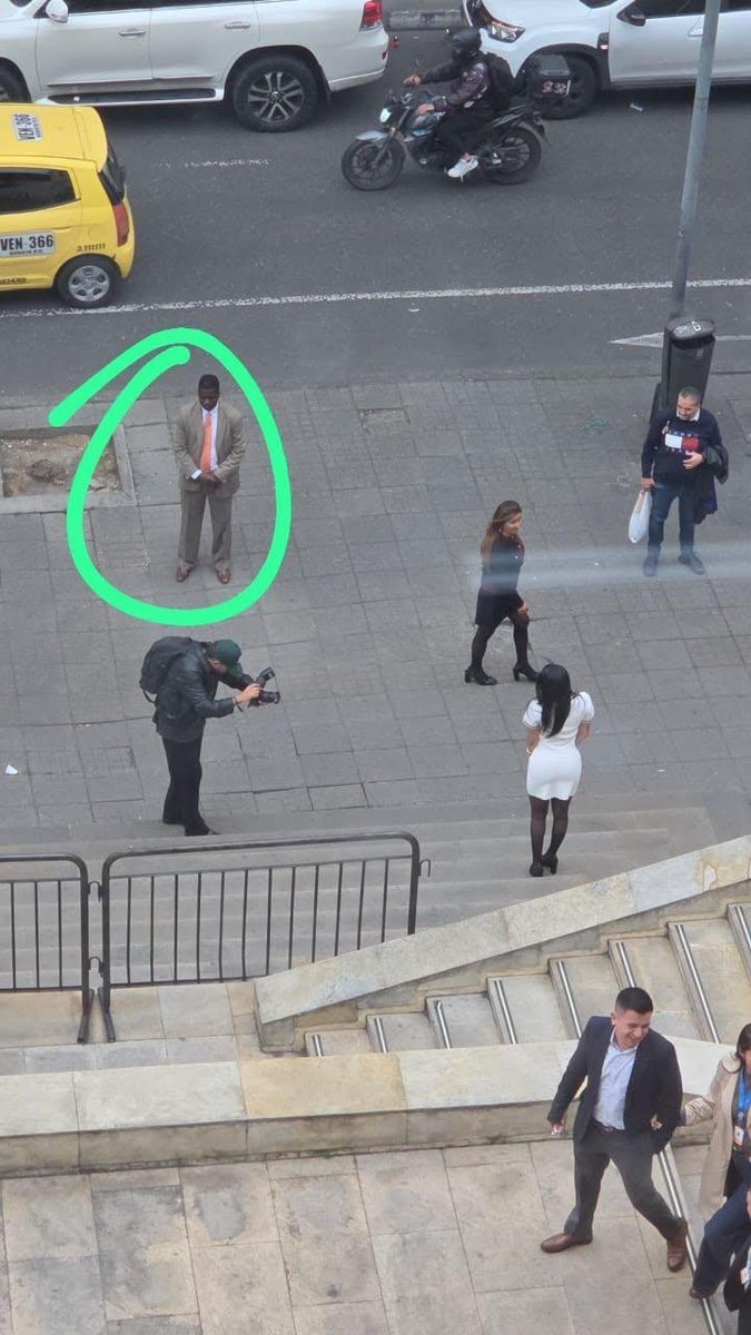 JulianZamudio's tweet photo. 🚨🔴 ¡Hipocresía pura y dura!

Hacer su asquerosa política montando un show con fotógrafo y escoltas pagados con el dinero de todos los colombianos, es humillante para todos los colombianos que TRABAJAMOS de forma honrada. 

Y más ver a corruptos pavoniándose como si nada pasara, viviendo sabroso a costillas del Estado y queriendo seguir enchufados.

¡Es de miserables!

Le recuerdo a la ciudadanía que los escoltas que protegen a estos parásitos los pagamos todos de nuestros bolsillos. 

Por eso es urgente reducir el Estado, automatizar procesos y acabarle la guachafita a todas estas lacras y clanes mafiosos de la política.

¡Con nosotros se van a joder!

🇨🇴