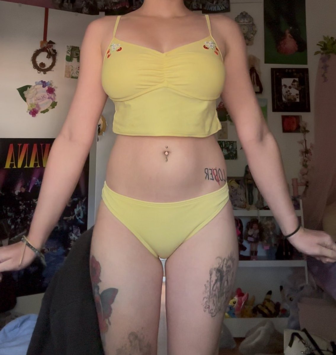 madskinny33's tweet photo. A little over a month progress!! -20 lbs, current bmi 21.6🫶 (2nd pic from 8/8, 1st and 3rd from today) #edrtwt #comparisonspo https://t.co/mwN8F8ZVtQ