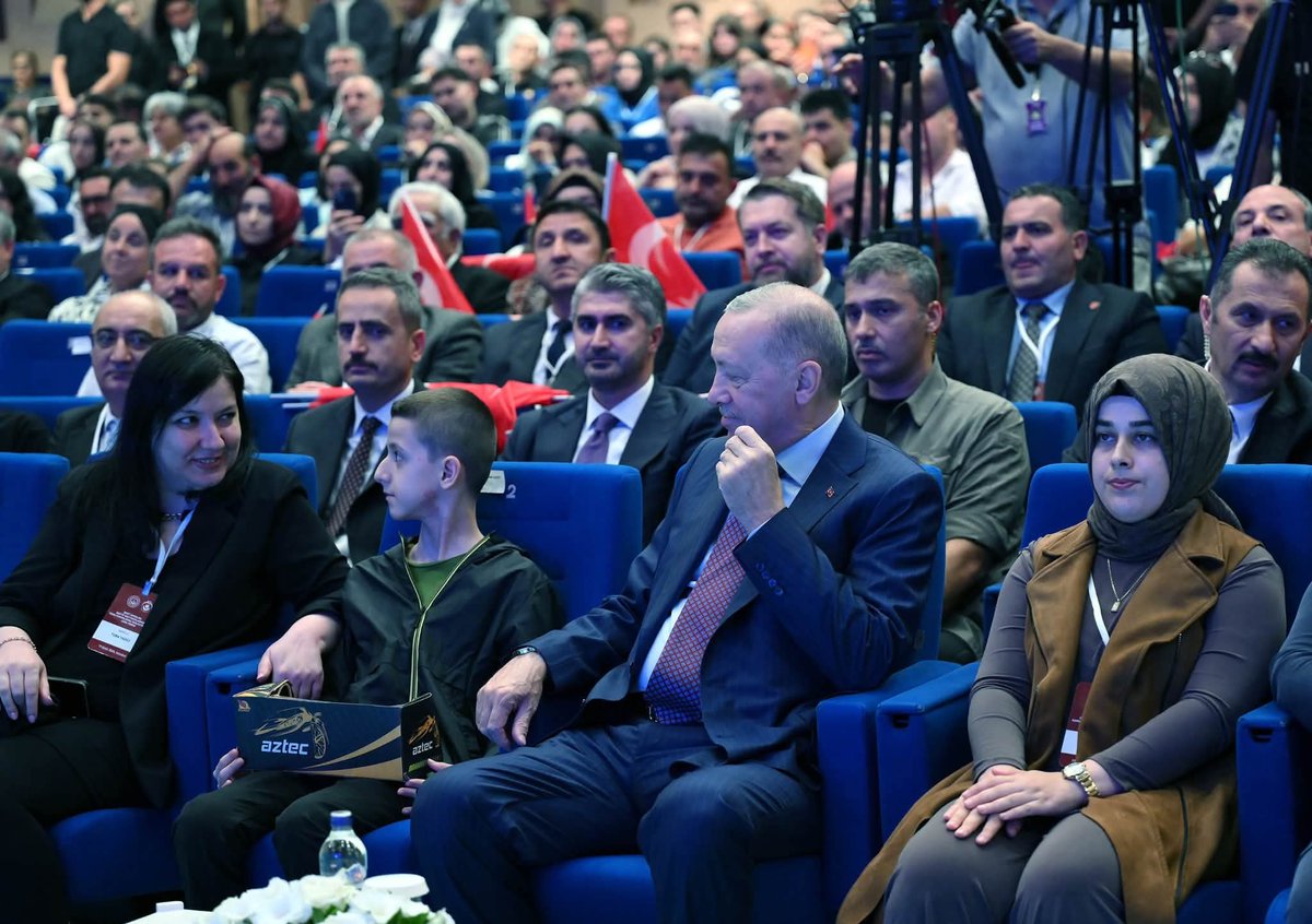 TmsyGaziler's tweet photo. TMSY Terörle Mücadele Sırasında Yaralanıp Gazi Sayılmayanlar Derneği 

🇹🇷 19 Eylül Gaziler Günü

Cumhurbaşkanımız  @RTErdogan Sayın Recep Tayyip Erdoğan’ın teşrifleriyle gerçekleştirilen, Şehit Yakınları, Gazilerimiz ve Gazi Yakınlarımızın Kamu Kurumlarına Yerleştirilmesi Kura Töreni’ne, davet üzerine TMSY Gaziler Derneği olarak katılım sağladık.
Gazilerimiz ve şehit yakınlarımız için böylesine anlamlı bir günde, devletimizin yanında ve gazilerimizin sesi olarak orada bulunmanın gururunu yaşadık.
Bu anlamlı programa katılarak bizleri yalnız bırakmayan, her zaman olduğu gibi birlik ve beraberliğimizi güçlendiren kıymetli dernek üyelerimize gönülden teşekkür ediyorum.
Başta Sayın Cumhurbaşkanımız Recep Tayyip Erdoğan olmak üzere, gazilerimiz ve şehit yakınlarımız için emeği, katkısı ve gayreti bulunan herkesten Allah razı olsun.
Bizler, dün olduğu gibi bugün de aziz vatanımız uğruna fedakârlık gösteren gazilerimizin ve şehitlerimizin emanetlerinin yanında olmaya devam edeceğiz.
🇹🇷 Başta kahraman gazilerimiz olmak üzere tüm gazilerimizin 19 Eylül Gaziler Günü kutlu olsun.
Şehitlerimizi rahmet, gazilerimizi minnet ve şükranla anıyoruz.
@dbdevletbahceli @MahinurOzdemir
@SayimMadak @ztarikdaroglu @hulusiakarmedya @celebimehmeta @refik_ozen16 @ifarukaksu @kocakkonuralp @mhrmkurt @TmsyGaziler