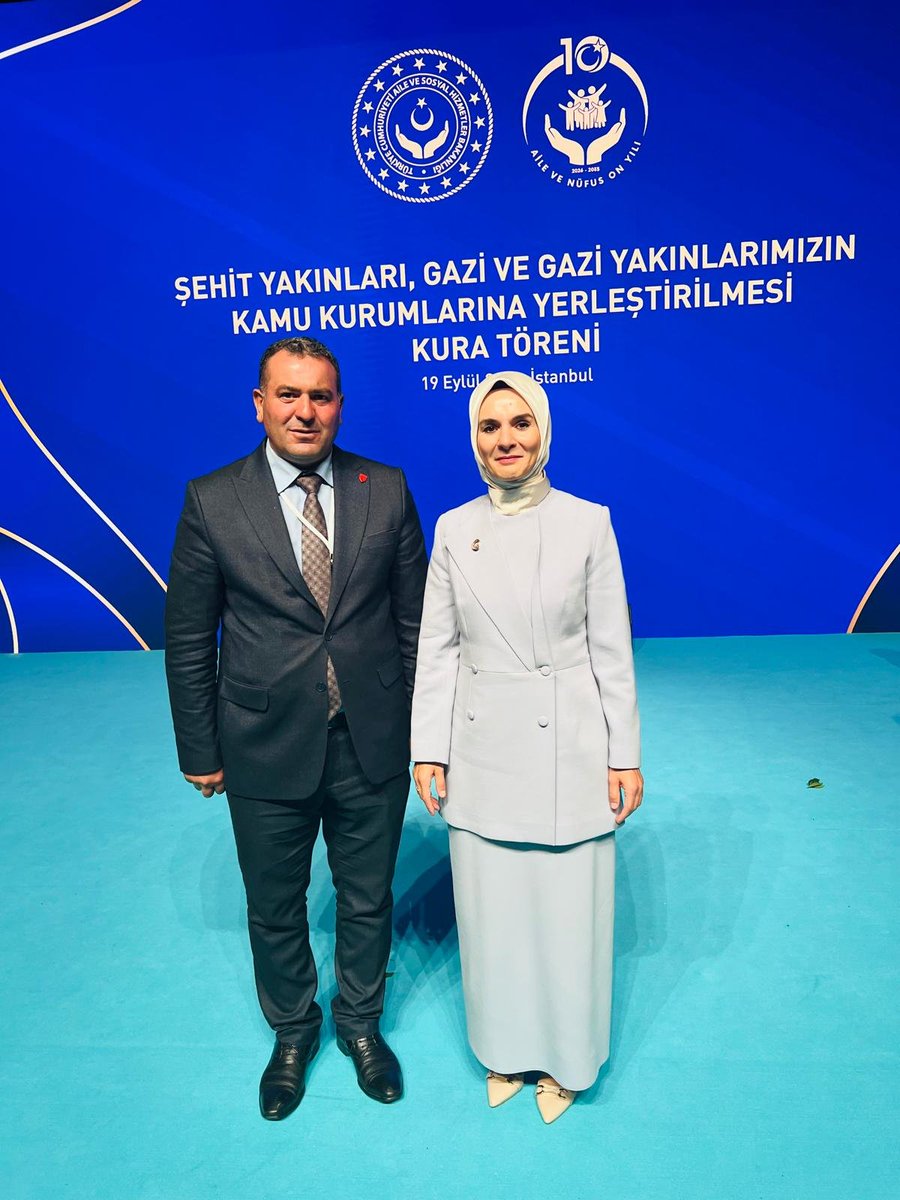 TmsyGaziler's tweet photo. TMSY Terörle Mücadele Sırasında Yaralanıp Gazi Sayılmayanlar Derneği 

🇹🇷 19 Eylül Gaziler Günü

Cumhurbaşkanımız  @RTErdogan Sayın Recep Tayyip Erdoğan’ın teşrifleriyle gerçekleştirilen, Şehit Yakınları, Gazilerimiz ve Gazi Yakınlarımızın Kamu Kurumlarına Yerleştirilmesi Kura Töreni’ne, davet üzerine TMSY Gaziler Derneği olarak katılım sağladık.
Gazilerimiz ve şehit yakınlarımız için böylesine anlamlı bir günde, devletimizin yanında ve gazilerimizin sesi olarak orada bulunmanın gururunu yaşadık.
Bu anlamlı programa katılarak bizleri yalnız bırakmayan, her zaman olduğu gibi birlik ve beraberliğimizi güçlendiren kıymetli dernek üyelerimize gönülden teşekkür ediyorum.
Başta Sayın Cumhurbaşkanımız Recep Tayyip Erdoğan olmak üzere, gazilerimiz ve şehit yakınlarımız için emeği, katkısı ve gayreti bulunan herkesten Allah razı olsun.
Bizler, dün olduğu gibi bugün de aziz vatanımız uğruna fedakârlık gösteren gazilerimizin ve şehitlerimizin emanetlerinin yanında olmaya devam edeceğiz.
🇹🇷 Başta kahraman gazilerimiz olmak üzere tüm gazilerimizin 19 Eylül Gaziler Günü kutlu olsun.
Şehitlerimizi rahmet, gazilerimizi minnet ve şükranla anıyoruz.
@dbdevletbahceli @MahinurOzdemir
@SayimMadak @ztarikdaroglu @hulusiakarmedya @celebimehmeta @refik_ozen16 @ifarukaksu @kocakkonuralp @mhrmkurt @TmsyGaziler