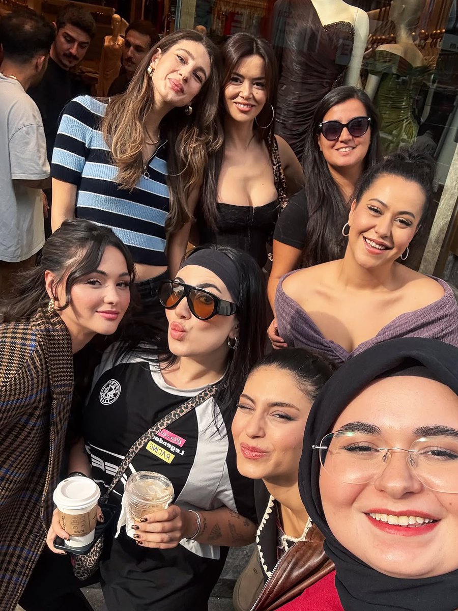 rojbinews's tweet photo. 📸 || #RojbinErden via instagram posts shared by @/_rabiaklx

"…Ben de bu güzel setten geriye kalan birkaç anı burada bırakmak istedim. Kamera önü kadar kamera arkası da ayrı bir hikâye…" https://t.co/NR3WrJ39IC
