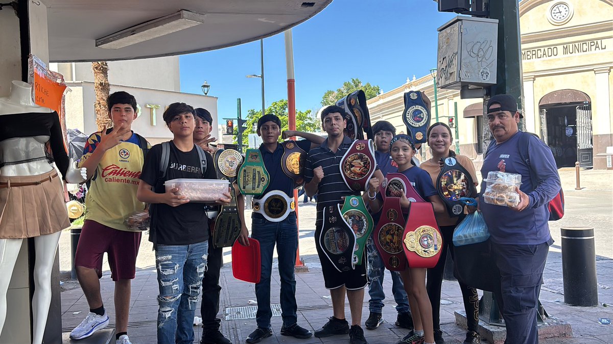 elalbertomedina's tweet photo. 🥊 Desde las calles de #Hermosillo, Derek Omar busca llegar al Festival Olímpico de Boxeo

Con 16 campeonatos ganados, el joven boxeador sonorense Derek Omar Navarro busca representar a Sonora en el II Festival Olímpico de Boxeo, del 21 al 28 de septiembre en Oaxtepec, Morelos.

Para completar los gastos de transporte, Derek y el Team Navarro recorren Hermosillo ofreciendo dulces y postres a cambio de apoyo económico. Quienes deseen sumarse pueden comunicarse al 6623982447.

📹Yahaira Alejandra