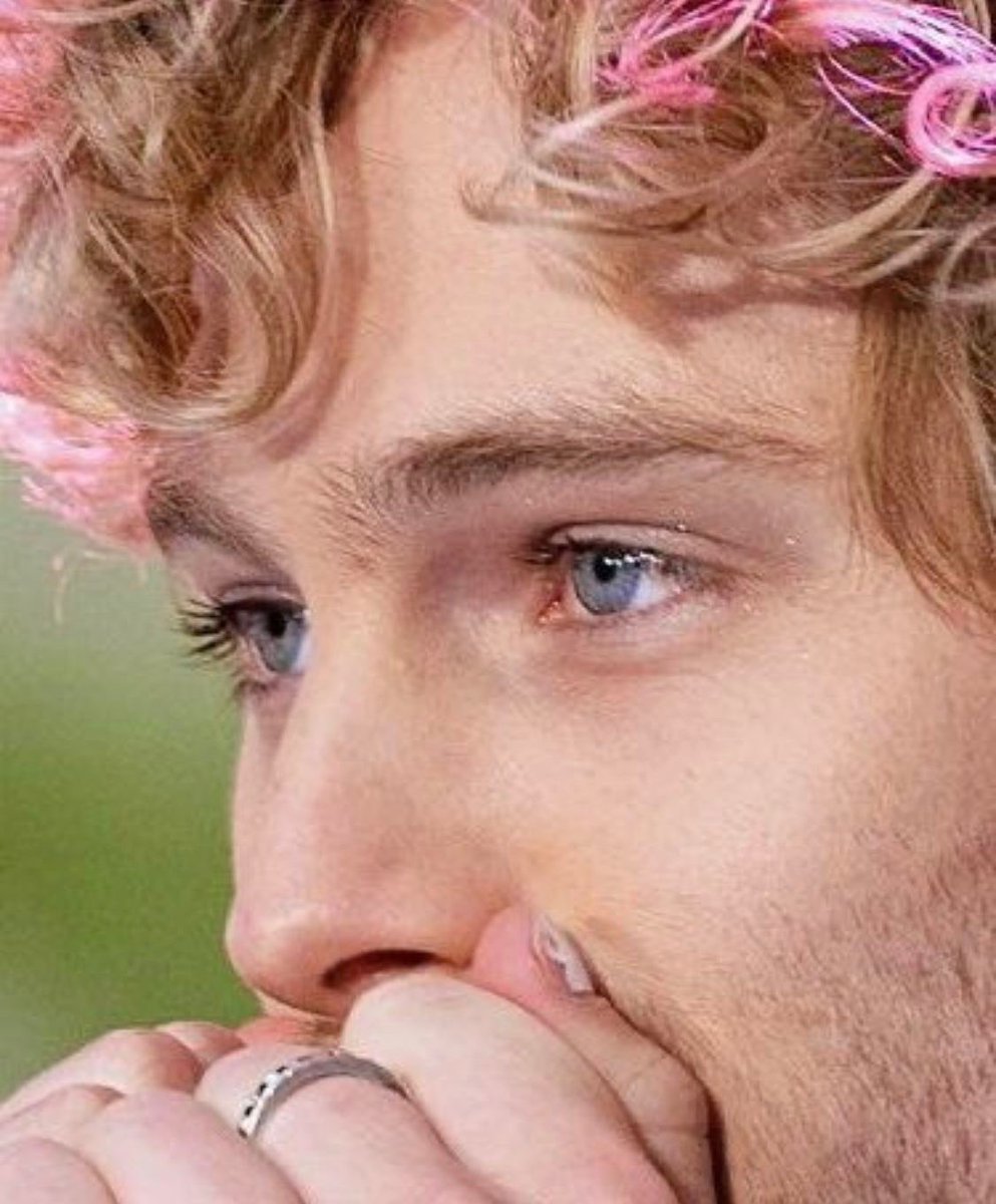 lrhoodings's tweet photo. luke hemmings beautiful blue eyes send tweet https://t.co/gAPJqzY91b