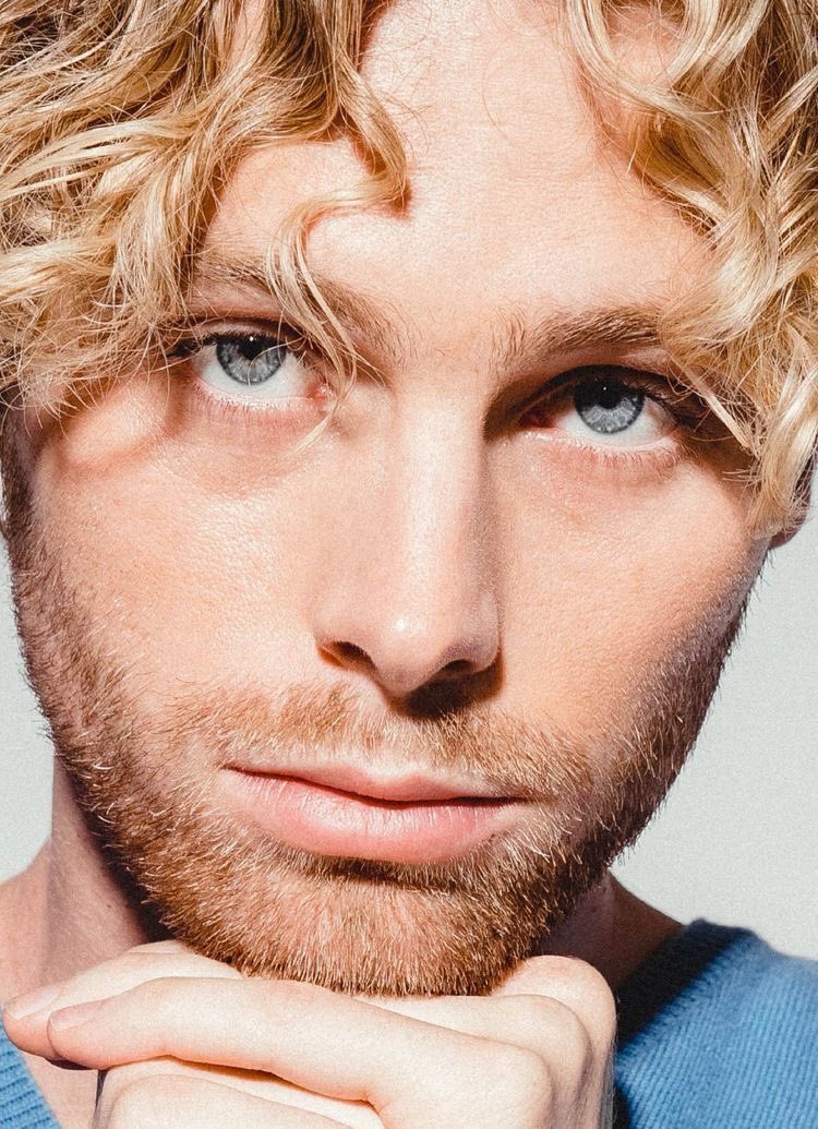 lrhoodings's tweet photo. luke hemmings beautiful blue eyes send tweet https://t.co/gAPJqzY91b