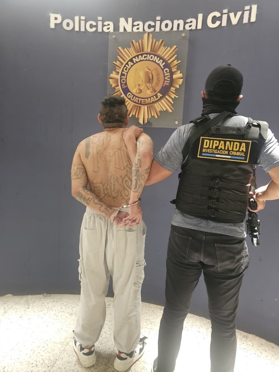 Noti7Guatemala's tweet photo. 😮ATENCIÓN | Investigadores de #DIPANDA recibieron al salvadoreño José Erwin Wilberto Ventura Cerón, de 36 años, alias “El Muerto” tras ser detenido en la Frontera El Carmen, Malacatán, #SanMarcos.

Se sabe que es presunto integrante del barrio 18, estaba de manera irregular en México con antecedentes por homicidio agravado y evasión.