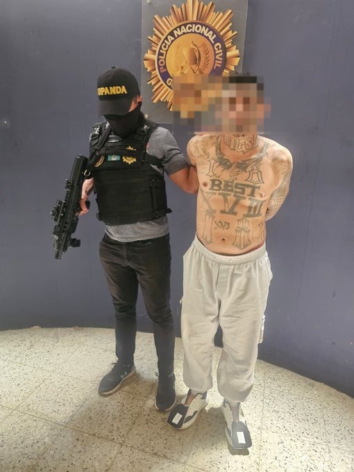 Noti7Guatemala's tweet photo. 😮ATENCIÓN | Investigadores de #DIPANDA recibieron al salvadoreño José Erwin Wilberto Ventura Cerón, de 36 años, alias “El Muerto” tras ser detenido en la Frontera El Carmen, Malacatán, #SanMarcos.

Se sabe que es presunto integrante del barrio 18, estaba de manera irregular en México con antecedentes por homicidio agravado y evasión.