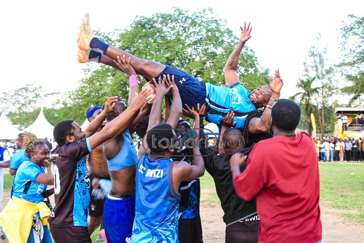 TayariWestTV's tweet photo. .@SCRwizi has emerged as the champion of @ChaapaLeague #Season11 after beating @08Burdizo (1:0) in a game played at the Mbarara High School playground.
 📸:  @Adolf4shizo 
#TayariWestUpdates https://t.co/QpwuUchFIK