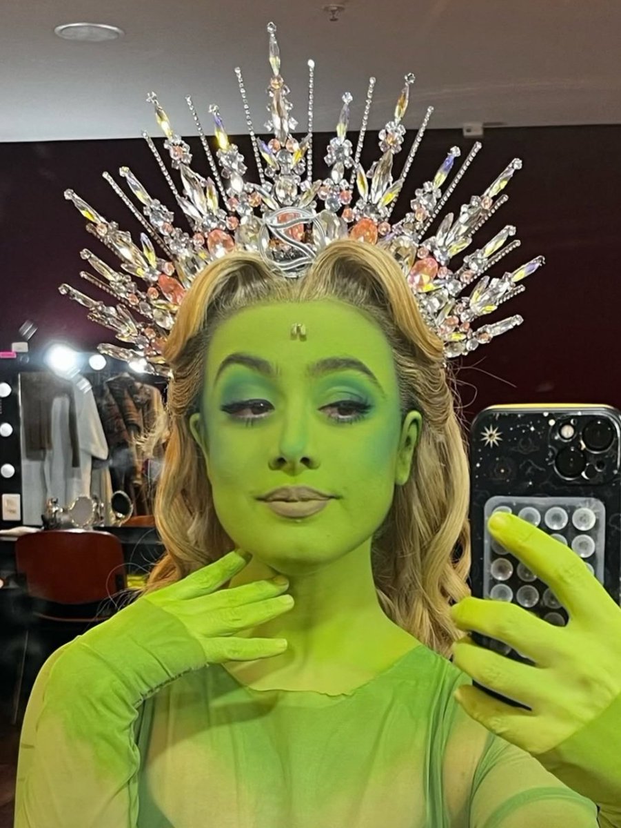 ju_bvasconcelos's tweet photo. que privilégio ter uma artista tão completa que faz as duas personagens principais com perfeição 
te amo glinda rossini
te amo elphaba rossini https://t.co/u4YQHYT8Cw