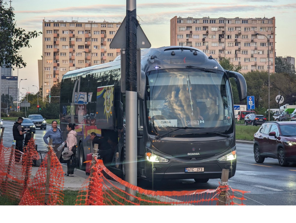 KonradKrajewsk6's tweet photo. Tak wygląda regularny transport na trasie Warszawa – Rosja. 👇

Okolice Dworca Zachodniego. Na przystanek zajeżdża na dziko autokar prosto z Kiszyniowa. Za szybą prowizoryczna kartka: „CURSĂ OCAZIONALĂ” (kurs okazjonalny) 

Patent na ominięcie przepisów:
➡️ Autobus rusza z Kiszyniowa
➡️ Warszawa przystanek
➡️ Tranzyt przez Litwę i Łotwę
➡️ Bezpośredni wjazd do Rosji

Oficjalnie: okazjonalna wycieczka turystyczna.
W praktyce: regularna, lukratywna szara strefa i nieformalny most transportowy do Rosji funkcjonujący bez żadnych licencji liniowych.

Czy ITD, policja i Straż Graniczna w ogóle monitorują te kursy, czy Polskie autokary też mógłby bez zezwoleń jeździć do Mołdawii? 

Podajcie dalej, bo w mediach o tym cisza. 🔁 Co o tym sądzicie?