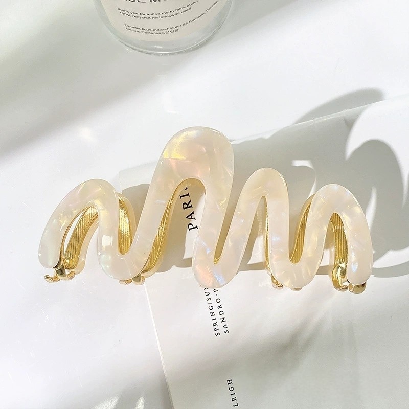 AnnetteTospr's tweet photo. Cute claws like these mean there’s no such thing as a bad hair day. https://t.co/Y3mwn0sGpn