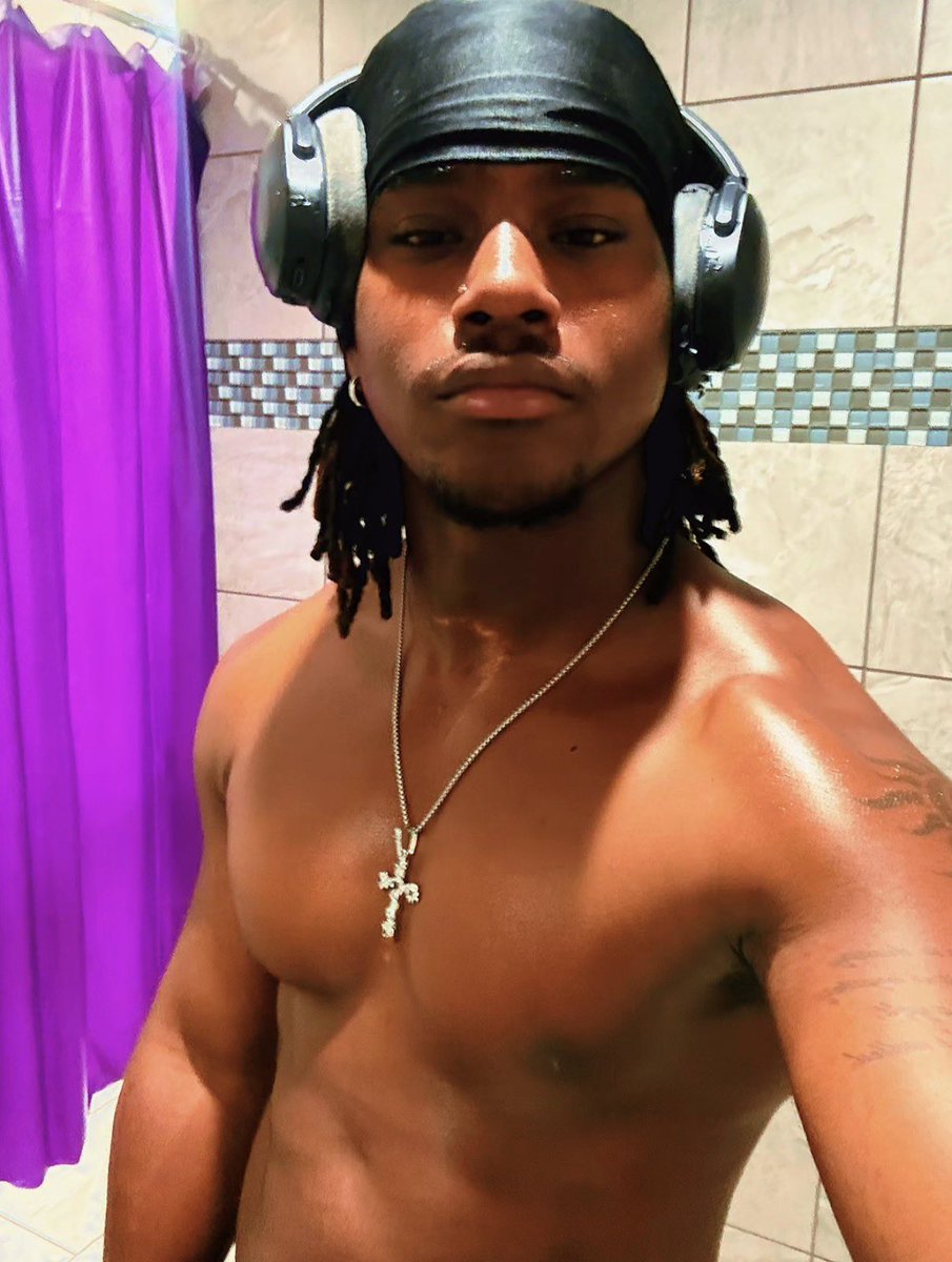 JoshuaBagley12's tweet photo. Happy saturday, gym sesh was fun lol.
#rva #earthy #locs #gym https://t.co/9x9UgA5r7o