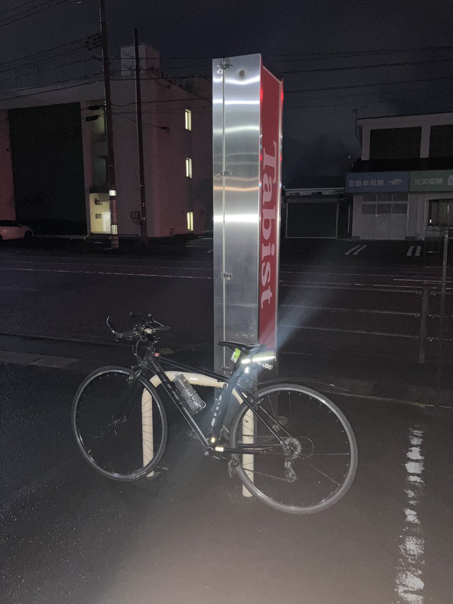 ikeman1993's tweet photo. おはようございます
雨は降ってないですが路肩に水溜りがあります
これから会場向かいます
#ツールド東北 https://t.co/dENTHgHUYW