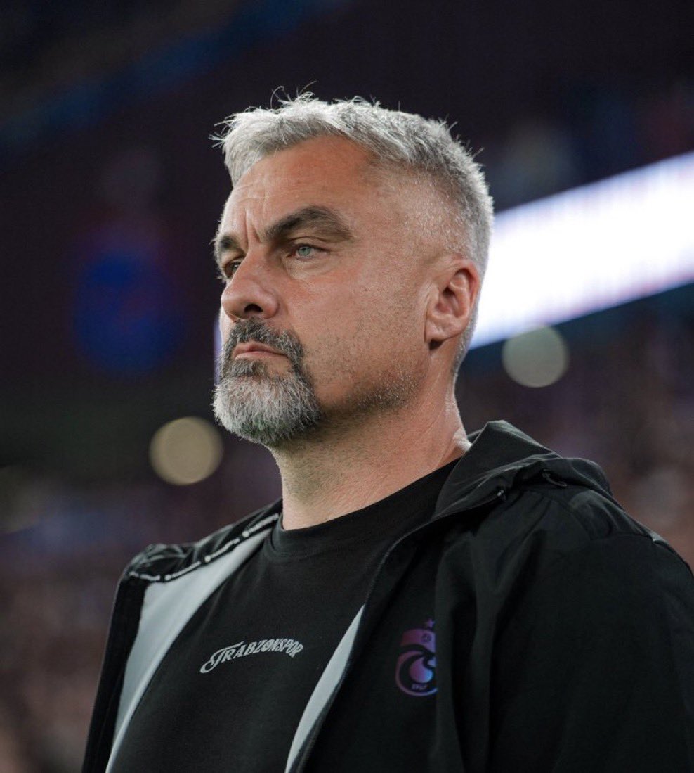 ofluualanzinho's tweet photo. Thomas Reis ; Geldiğim ilk gün de söyledim. Benim kimseden korkum yok. Korkan adamın, zaten Trabzon’da işi yok. 

Şu açıklamaya bakar mısınız? DİMDİK OLDUK DİMDİK. https://t.co/BvuIG2Zl9H