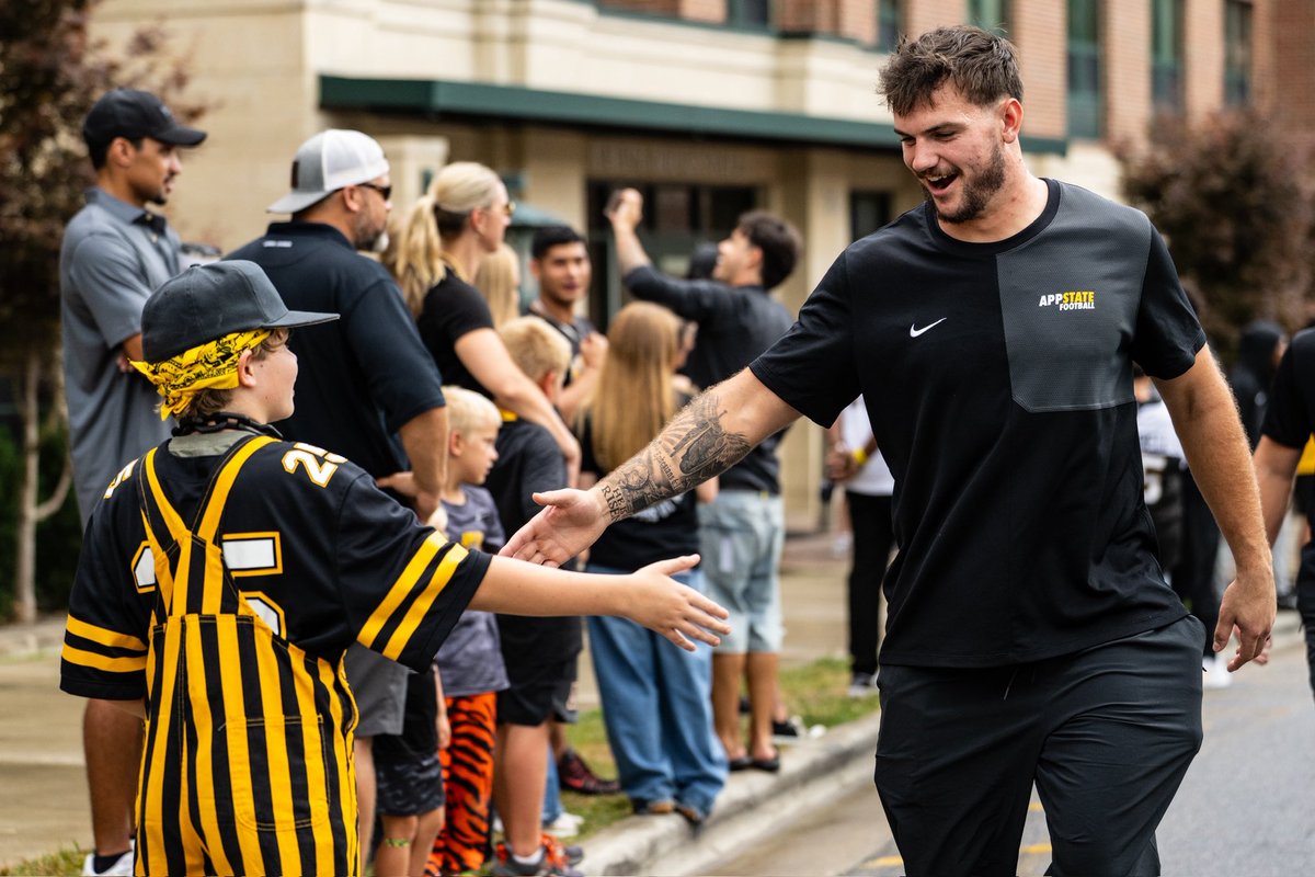 AppState_FB's tweet photo. Mountaineer Walk ☑️
#GoApp #BeatUNCC https://t.co/S4y5zspKpB