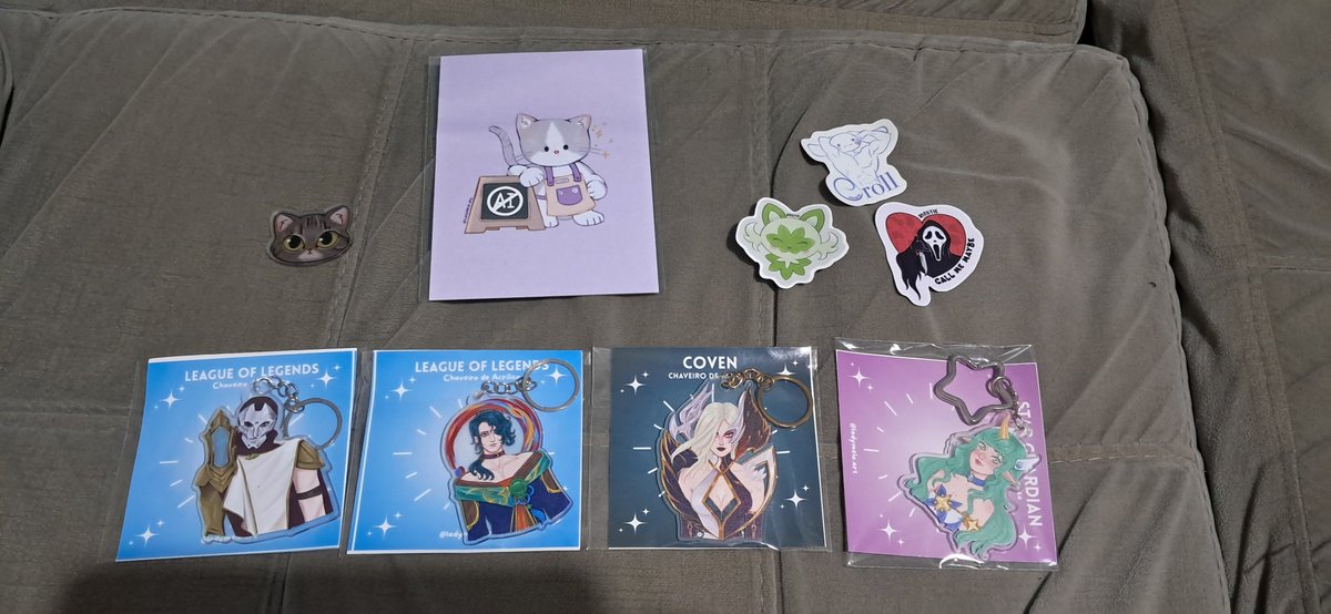 ashveilspouse's tweet photo. i went to a nerd event here in my city and bought these little things, im so happy that i finally got my first jhin merch! https://t.co/fulZpV1ZaI
